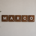 Letra Decorativa Estilo Scrabble em Madeira | Decoração de Parede Personalizada