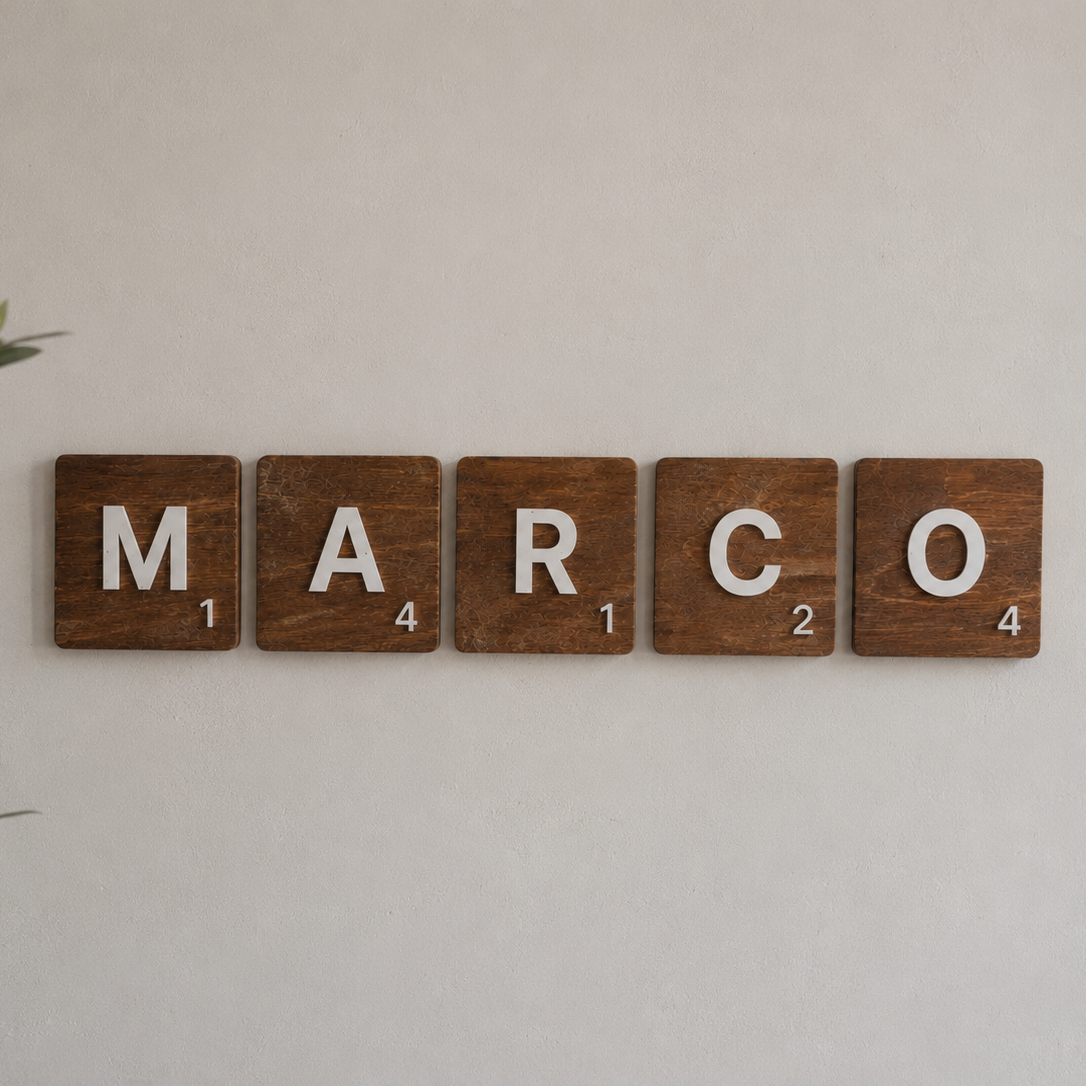 Letra Decorativa Estilo Scrabble em Madeira | Decoração de Parede Personalizada
